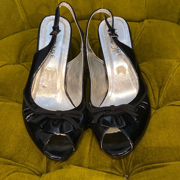 Shiny ruffle bow kitten heels. Size 10 - Picture 2 of 10